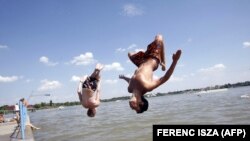 Tandemfejes a Velencei-tóba 2010. július 14-én – ma már ez senkinek sem ajánlott, a tó vizének 44 százaléka hiányzik