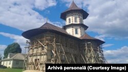 Una din cele două biserici ortodoxe din satul Pătrăuții de Jos, din regiunea Cernăuți, a cărei comunitate își dorește afilirea la Biserica Ortodoxă Română.