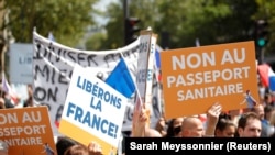 Protest la Paris împotriva extindetii utilizării certificatului sanitar, Franța, 31 iulie 2021.