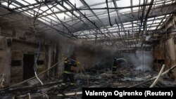 Пожарные работают на территории завода, пострадавшего от удара российского беспилотника, Киевская область, 18 мая 2025 года