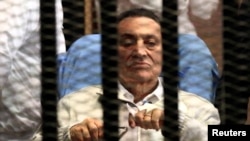 Хосни Мубарак за решеткой