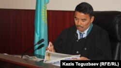 Алматы қалалық сотының судьясы Қанат Молдашев "Правдивая газетаны" көріп отыр. Алматы, 22 тамыз 2013 жыл.
