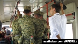 Военослужащие в городском автобусе. Туркменистан  
