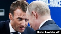 Президент Франції Емманюель Макрон (зліва) та російський лідер Володимир Путін, Санкт-Петербург, 25 травня 2018 року