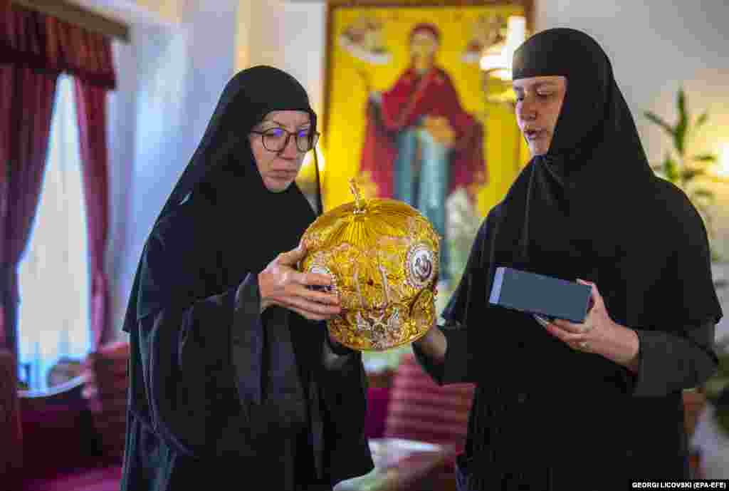 Сестра Єфімія (ліворуч) називає створені тут головні убори &laquo;нашими вінцями&raquo;. Подібні митри носять єпископи східної православної, католицької та англіканської церков, а також православні патріархи