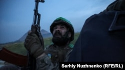 Український військовослужбовець 25-ї окремої повітряно-десантної бригади Збройних сил України спостерігає за небом, сидячи в машині поблизу Покровська, Донецька область, Україна, 31 серпня 2024 року