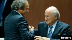 Мішель Платіні (ліворуч) та Йозеф Блаттер. Травень 2015 року