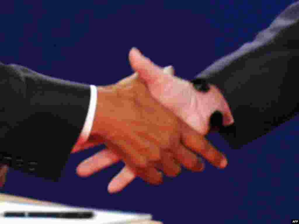 Фінішний етап кампанії - Під час телевізійних дебатів кандидати на посаду президента подали собі руки. Однак в останні дні перед голосуванням передвиборні баталії в повному розпалі. Опитування потенційних виборців в останні тижні перед виборами проводяться щодня. Напруження боротьби відчувається мало не фізично. Обидва кандидати буквально мешкають на колесах і на крилах, зафрахтовані авіалайнери дають їм змогу протягом дня виступати у декількох містах. 4 листопада американські виборці скажуть останнє слово, хто буде новим господарем Білого дому у Вашингтоні. 