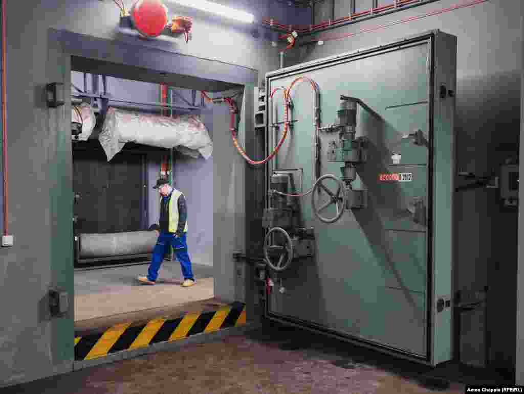 O ușă sigilată în interiorul OSM care se închide după ce lumina roșie de deasupra ușii începe să clipească și sună o alarmă. Doar unele stații de metrou din Praga sunt echipate pentru a se închide ermetic în caz de război nuclear. Compania de transport a orașului Praga enumeră stațiile pe o hartă interactivă, împreună cu tunelurile de metrou dintre ele care ar putea servi drept refugiu. &nbsp;