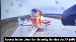 Snimka zaslona s videa napada ukrajinske Službe sigurnosti na ruske avione, 1. juna 2025.