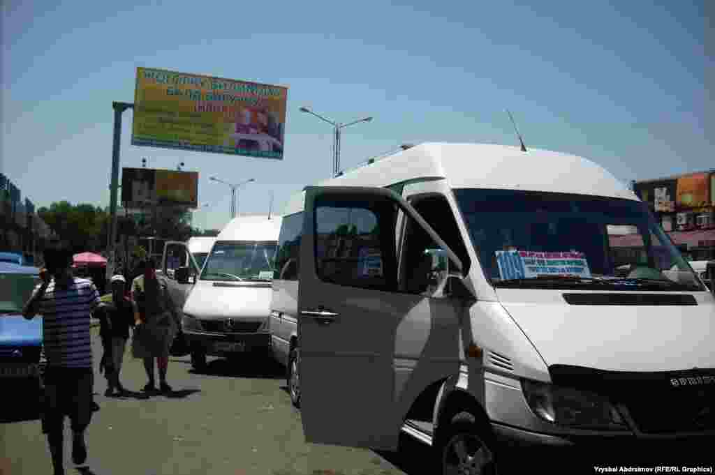 Жалал-Абаддын көчөлөрүнө чыкпаган автобустардын ордуна жүргүнчүлөрдү кичи автобустар менен менчик таксилер ташып жүрүшөт.