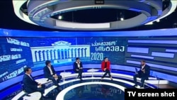 В ходе процесса, транслируемого Общественным вещателем, члены организационной комиссии отвечают на вопросы граждан