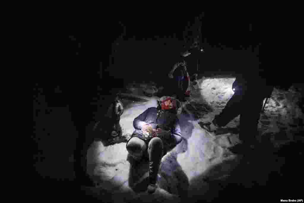 Migranti indian Nishademi, 22-vjeçar, qëndron i rraskapitur në dëborën pranë kufirit kroat pasi një grup migrantësh përpiqen të hyjnë në BE përmes Kroacisë.&nbsp;