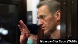 Минулого тижня Навальний, який перебуває в колонії, поскаржився на болі в спині й нозі, відсутність медичної допомоги і на «катування безсонням»