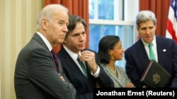 Joe Biden megválasztott amerikai elnök az őt támogató politikusokkal