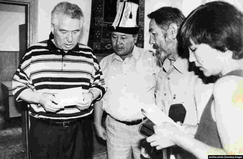 Чингиз Айтматова и Рахматулла Козукеев (в национальном калпаке).&nbsp;