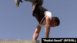 Исфандиёр, ҷавони тоҷик, ки бо дастон роҳ меравад