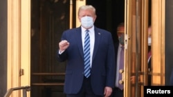 Presidenti Donald Trump duke dalë nga spitali Walter Reed.