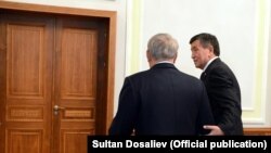 Президент Казахстана Нурсултан Назарбаев (слева) с президентом Кыргызстана Сооронбаем Жээнбековым на их предыдущей встрече. Минск, 30 ноября 2017 года.