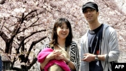 Японська родина під час цвітіння сакури. Токіо, 6 квітня 2010 року