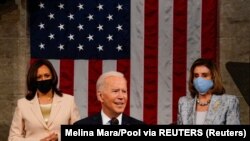 Președintele Joe Biden în fața camerelor reunite ale Congresului. În spate, pentru prima dată, două femei: vicepreședinta Kama Harris (care este și președinta Senatului) și democrata Nancy Pelosi, președinta Camerei Reprezentanților, Washington, 29 mai 2021.