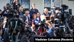 Молдова, Кишинев. 28-сентябрь, 2025-жыл. Президент Майя Санду добуш берүүдөн кийин журналисттердин суроолоруна жооп берүүдө 