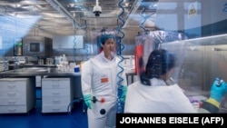 Fotografija snimljena 23. februara 2017. prikazuje kinesku virologinju Ši Džengli u laboratoriji P4 u Vuhanu, glavnom gradu kineske provincije Hubej.