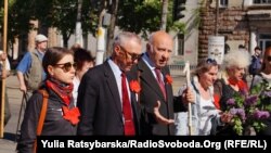 Частина учасників мала на собі червоні банти