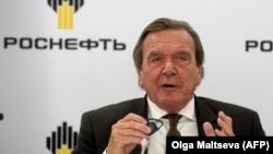 Колишній канцлер Німеччини Ґергард Шредер, новообраний голова ради директорів російського нафтового гіганта «Роснефть», виступає на брифінгу в Санкт-Петербурзі, 29 вересня 2017 року