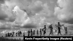 Бангладешке бараткан мьянмалык качкындар.