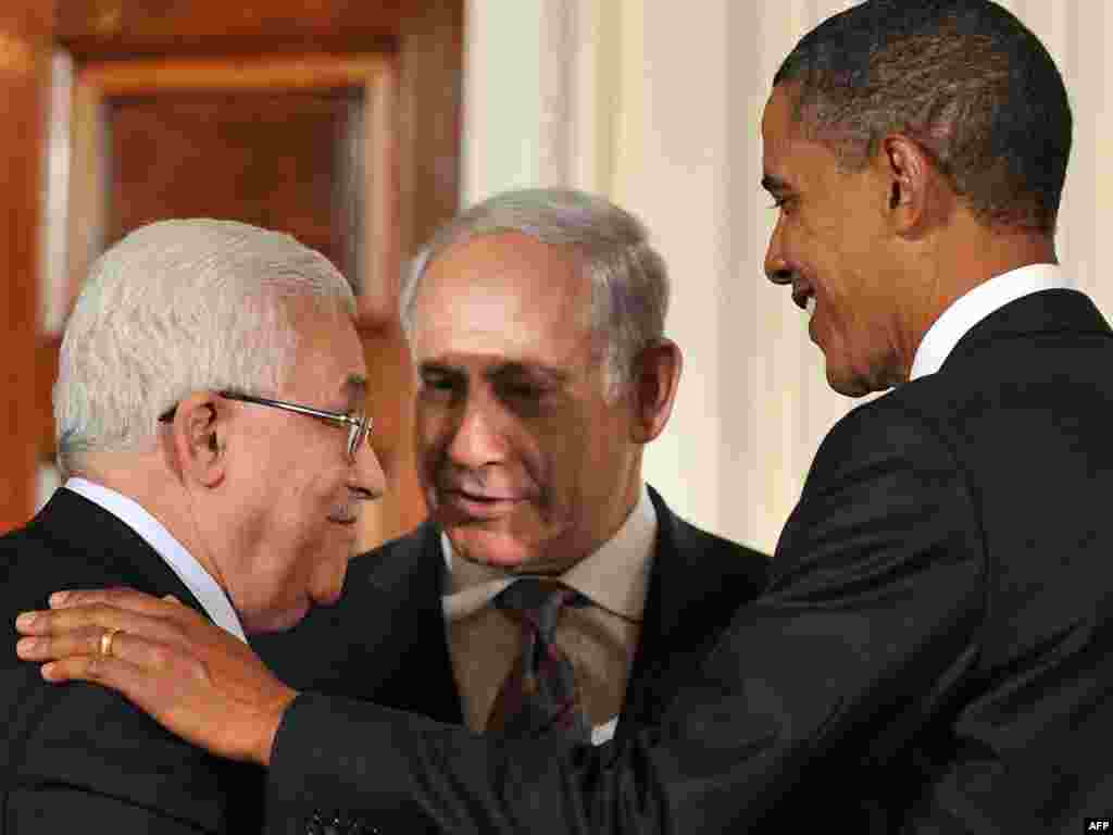Претседателот Обама во Белата Куќа со израелскиот премиер Нетанјаху и палестинскиот претседател Абас