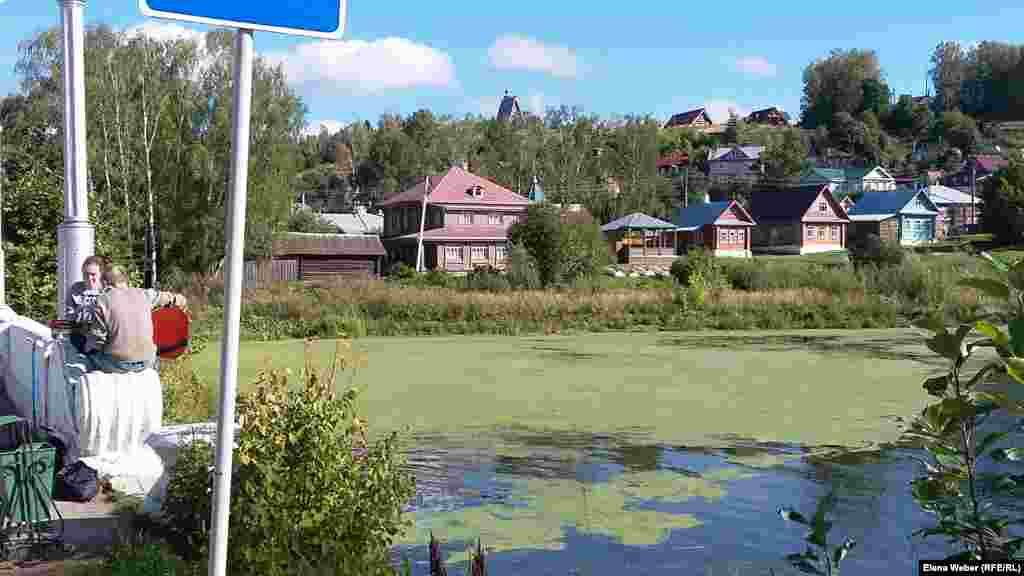 Стоящий на высоких холмах город Плес, имеющий статус города&ndash;заповедника, популярен среди иностранных и российских туристов. Здесь сохранена историческая планировка, сложившаяся в Средневековье. В Плесе, со слов жителей, живут или останавливаются для отдыха высокие чины или просто обеспеченные люди. Возможно, поэтому здесь всё на порядок дороже, чем, например, в Костроме или Суздале.&nbsp;
