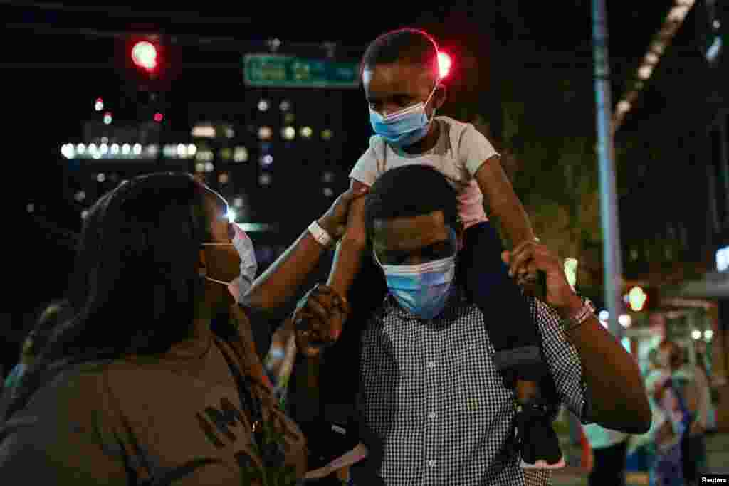 Të gjitha moshat e gjinitë kanë marrë festuar triumfin e Bidenit.