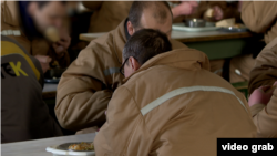 Обід для ув'язнених у Кам'янській виправній колонії №101 у Запорізькій області