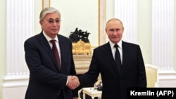 Президент России Владимир Путин пожимает руку прибывшему с визитом в Москву президенту Казахстана Касым-Жомарту Токаеву. Август 2021 года.