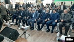 محمد مخبر، رئيس ستاد اجرایی فرمان امام (ردیف اول، نفر دوم از راست) در مراسم رونمایی از فراصندوق ستارگان