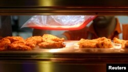 Pečena piletina u jednoj radnji u Teheranu