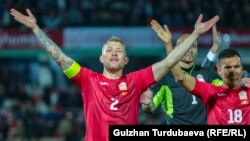 Кыргызстандын курама командасынын капитаны Валерий Кичин жеңишке кубанып жаткан чагы. 