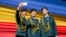 Запізнення через погоду літаків президентів України та Румунії дало більше часу учасницям військового параду до Дня незалежності в Кишиневі зробити селфі на тлі державного прапора. Молдова, 27 серпня 2021 року