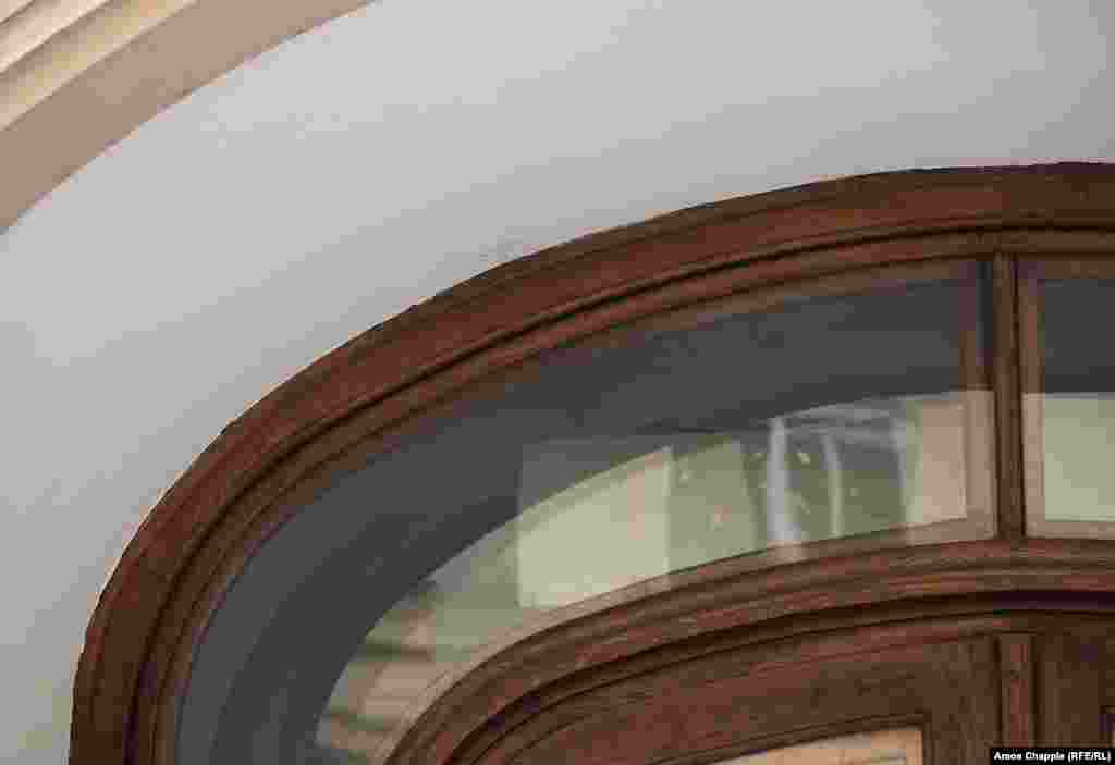 Detaliu din exteriorul muzeului, reprezentând o scenă din viața lui Lenin. După Revoluția de Catifea din noiembrie 1989, muzeul a fost închis, iar artefactele sale au fost trimise la alte muzee. &nbsp;