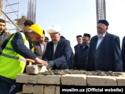 Председатель Духовного управления мусульман, муфтий Узбекистана Усманхан Алимов благословил строительство мечети «Исламабад» и заложил первый кирпич в основание здания.