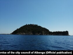 Острів у формі черепахи розташований за 1,5 км від берега