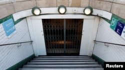 Intrare închisă la stația de metrou Place de Clichy din Paris, în timpul întreruperii transportului public din cauza unei greve. 18 septembrie 2025.