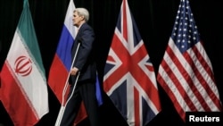 Secretarul de Stat american John Kerry, părăsind scena după "fotografia de familie" din finalul negocierilor de la Vena, 14 iulie 2015