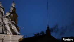 Чорний дим над Сікстинською капелою