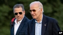 Hunter Biden (majtas) dhe babai i tij dhe presidenti i Shteteve të Bashkuara, Joe Biden.