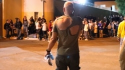 Минск, освобожденный из изолятора на улице Окрестина вечером 13 августа звонит своим родным по мобильному телефону