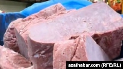 Döwlet dükanlarynda çäkli mukdarda satylýan pes hilli doňdurlan et. Aşgabat, Oktýabr, 2025. 