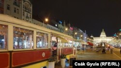 Pedig hivatalosan szombaton még be lehetett volna ülni a Vencel téri villamoskávézóba