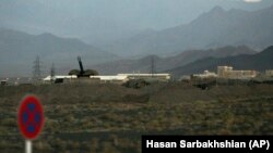 نمایی از تاسیسات هسته‌ای نطنز که توپ‌های ضدهوایی در آن نیز مشخص است.